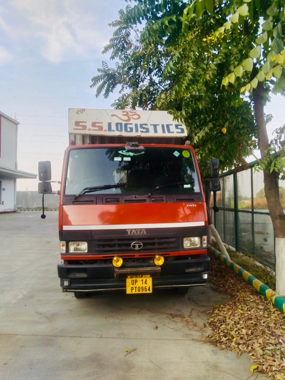 32 Feet Closed Body Truck - SS Logistics